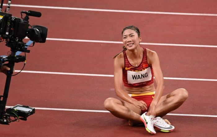 她成为中国第一位获奥运会长跑金牌的运动员,被誉为东方神鹿