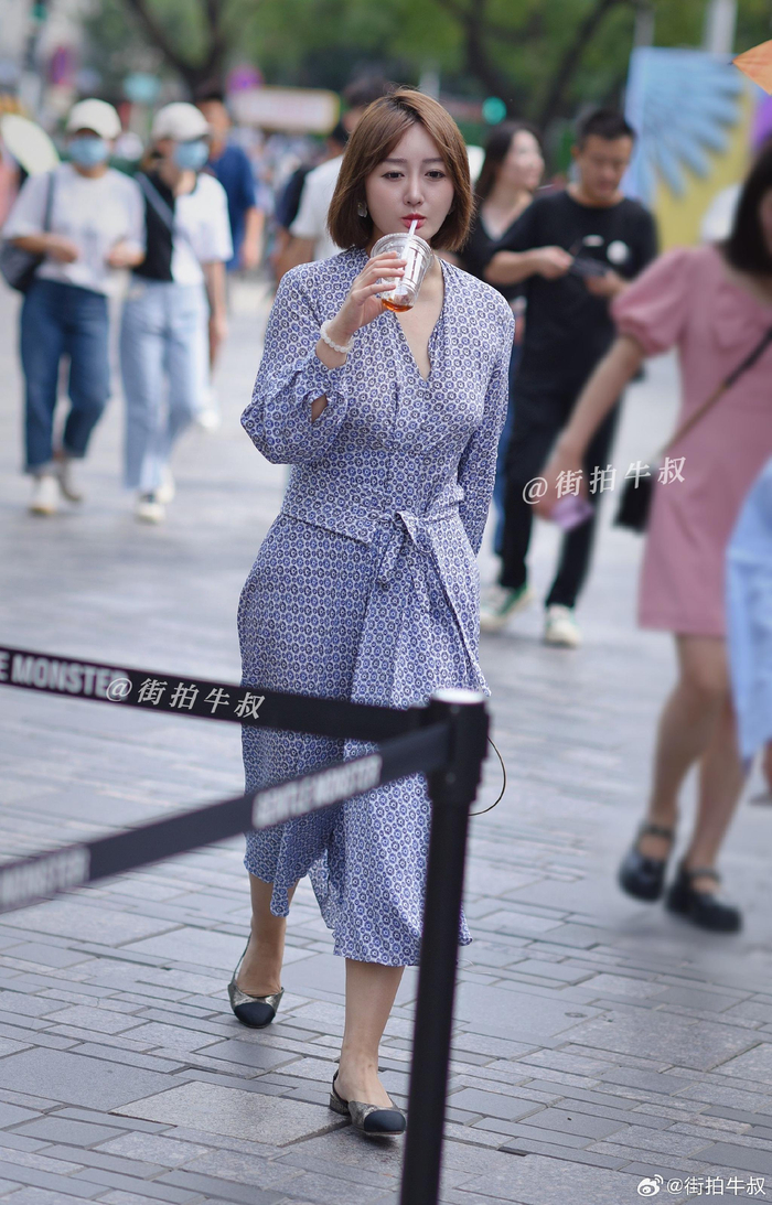 美女穿着经典款的复古茶歇裙出街__财经头条