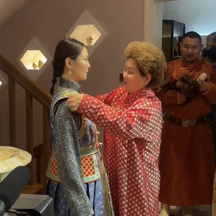 当年结婚的那个小女儿不是布仁巴雅尔的亲生女儿,是他的小侄女英格玛