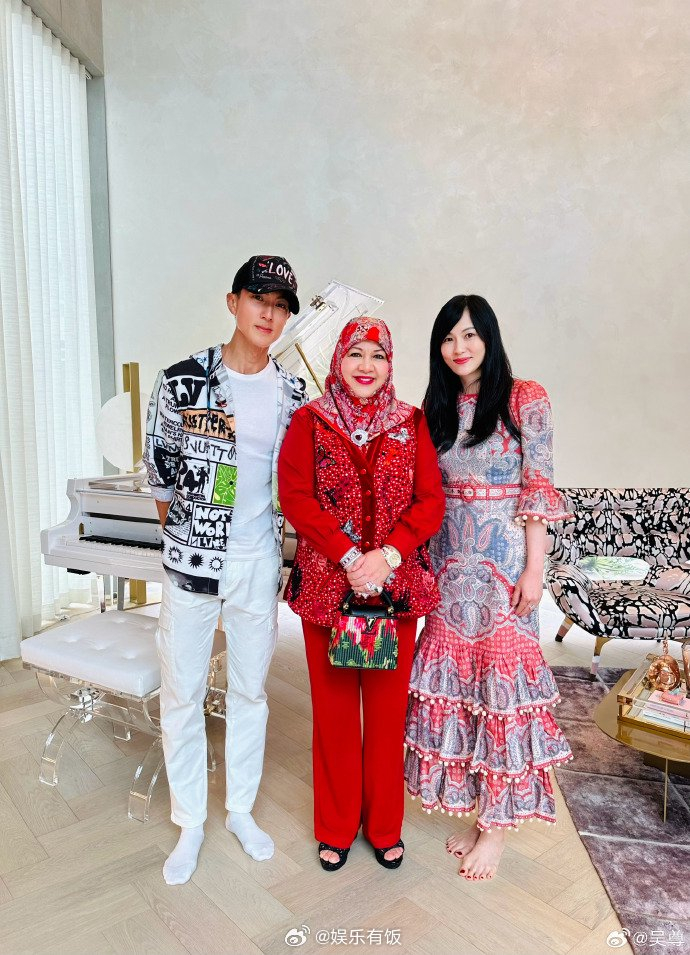 近日吴尊在微博上分享新年期间的照片