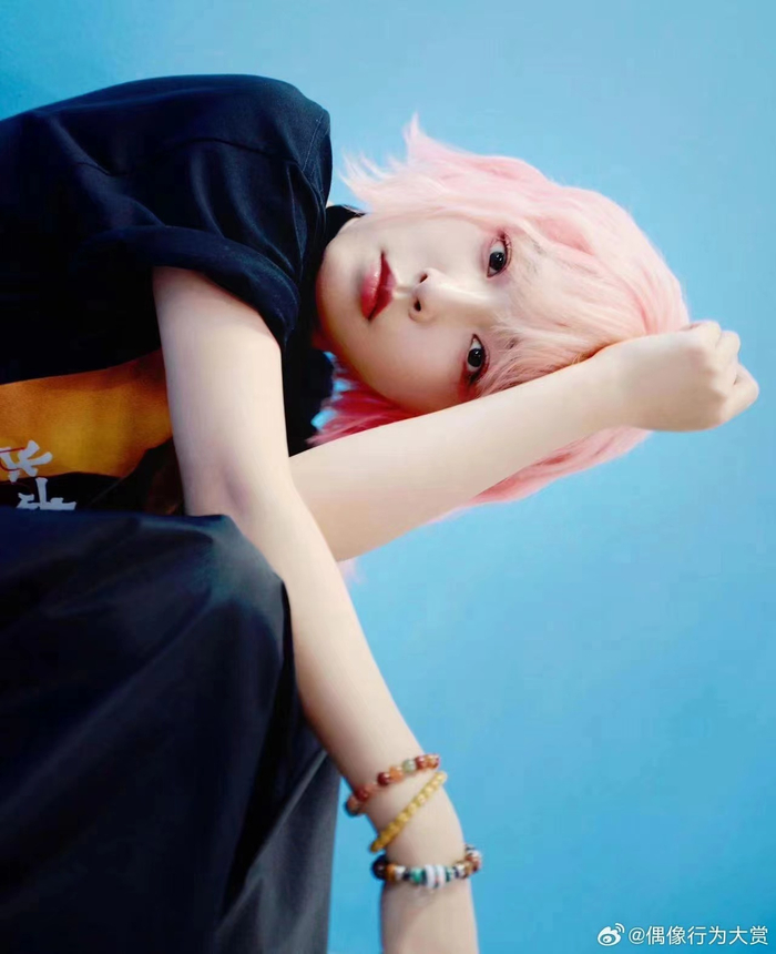 吴倩真的是大胆突破自己,看着都会被这样的粉发造型给