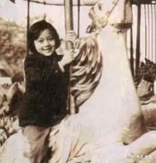 赵雅芝在父母和哥哥姐姐的保护下长大,可以说无忧无虑的童年让她养成