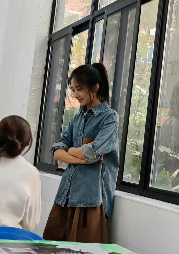 真的会被路人拍的王影璐@王影璐_ 美到,好像校园里的女大学生