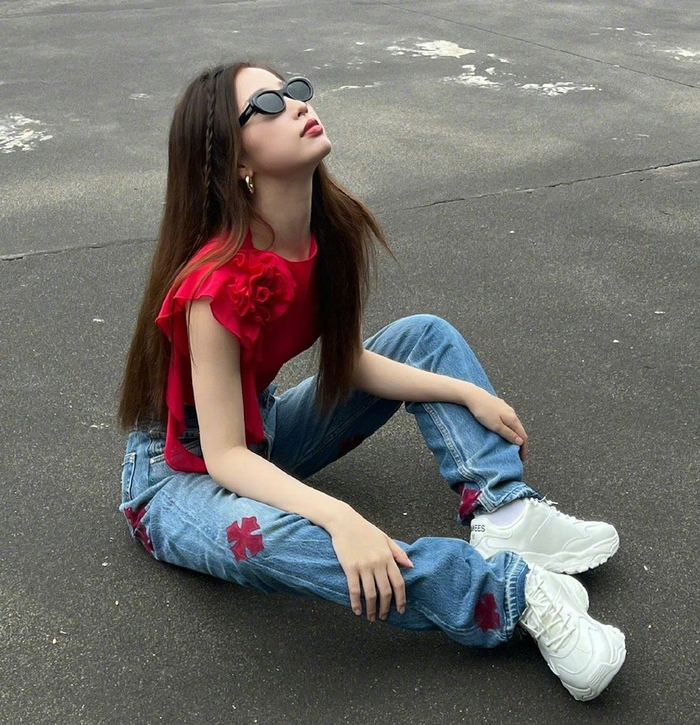 虞书欣今日穿搭是红色露腰吊带搭配牛仔裤呀真是好漂亮的欣欣呀