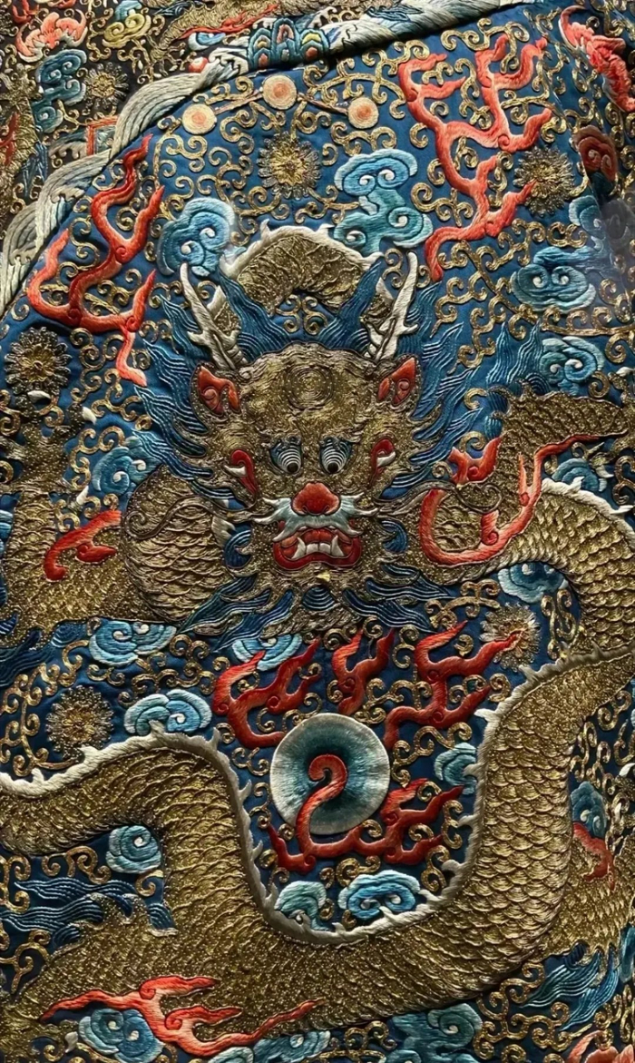 一件曾经属于中国皇帝的龙袍被八国联军掠夺后