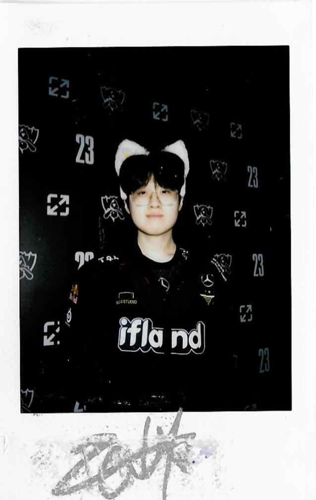 zeus选手拍立得高扫&群访返图~ 大家感恩节快乐!期待新赛季!