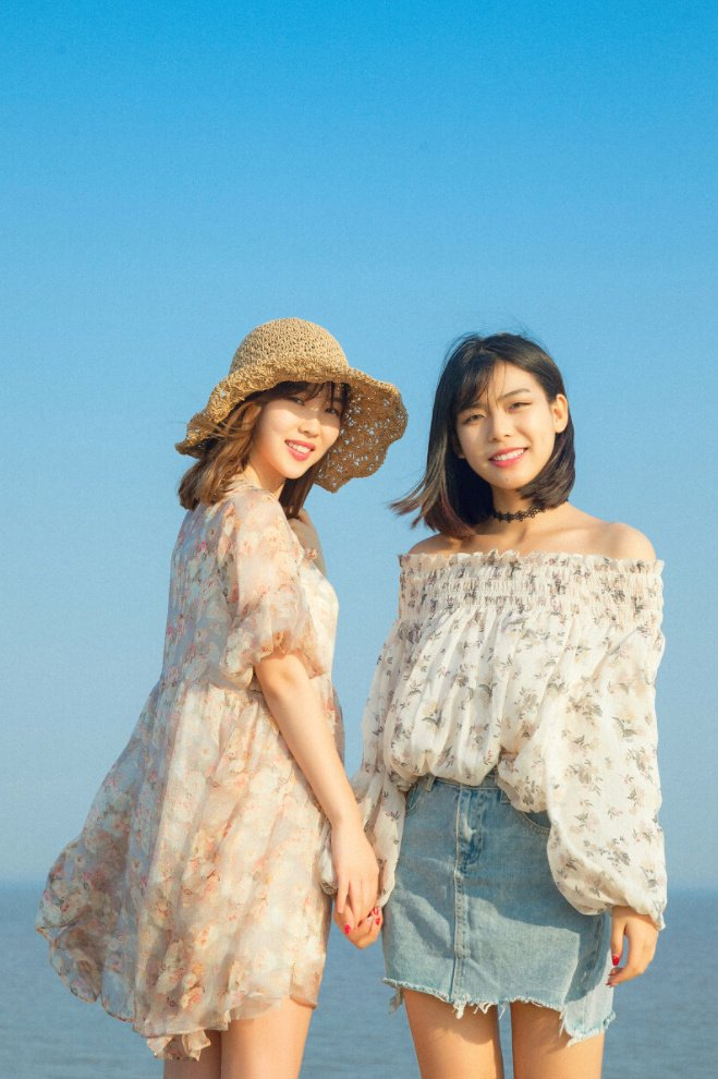 一组牵手照的特别来展现两个人的亲密关系,这样简单的拍牵手的照片