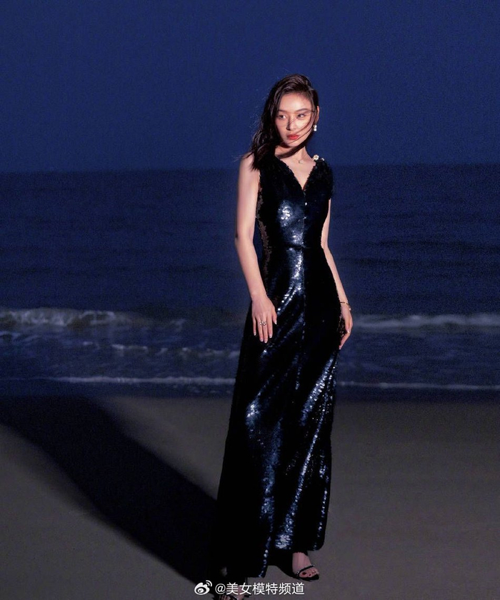 袁姗姗漫步海边楚楚动人穿深v亮片裙秀窈窕曲线