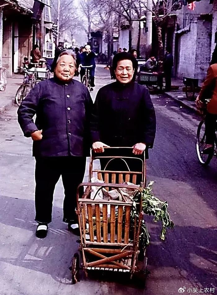 19张老照片:原来70年代是这样生活的?怀念那纯真美好的年代|时代|广告|激情|精神|物质_新浪新闻