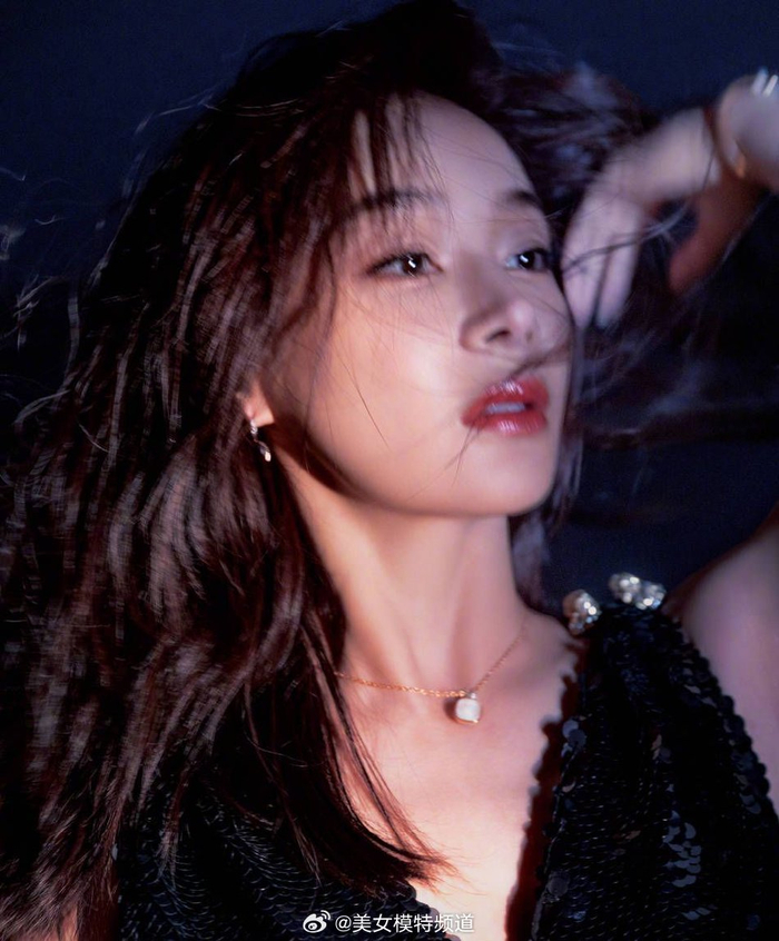 袁姗姗漫步海边楚楚动人穿深v亮片裙秀窈窕曲线