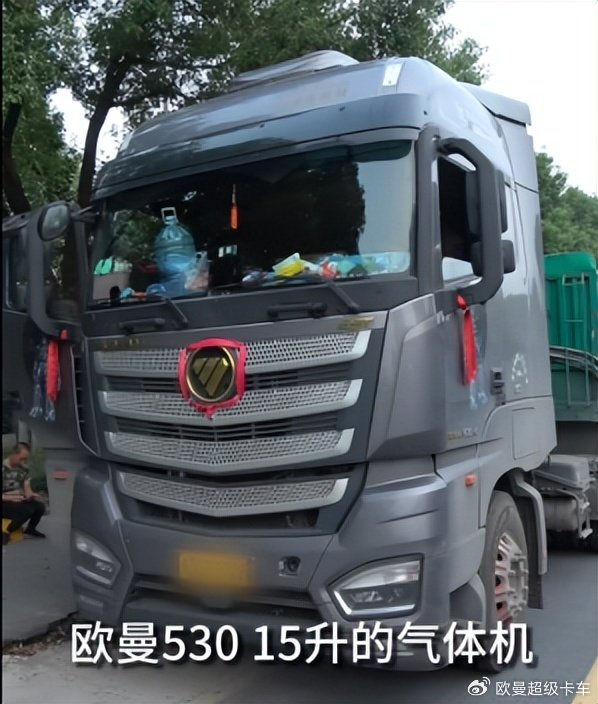 2006年他买入自己的第一辆欧曼,购入不久便开始跑青藏线,用他的话讲:"