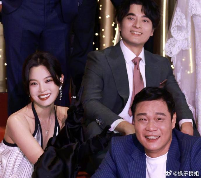 胡歌晒繁花剧组合照每个人都笑得很开心期待今晚的见面