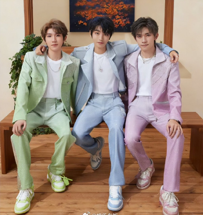 tfboys演唱会太火,女友粉把灯牌藏底裤带进场,薛之谦也表示无奈__财经