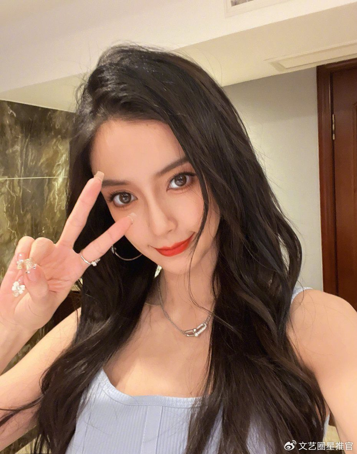 杨颖海外复出!拍新加坡杂志封面眼窝凹陷变瘦变老,被嘲像50多岁|张嘉倪|Angelababy|Lisa|沉默|脱衣舞娘_新浪新闻