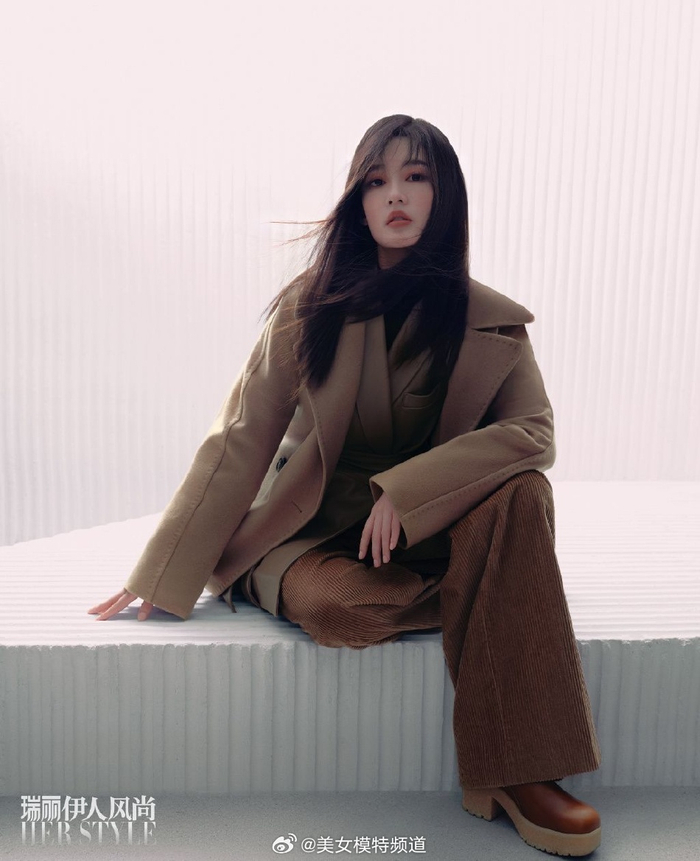 李沁逆光暗影大片高冷酷飒长发松散露精致锁骨眼神坚毅