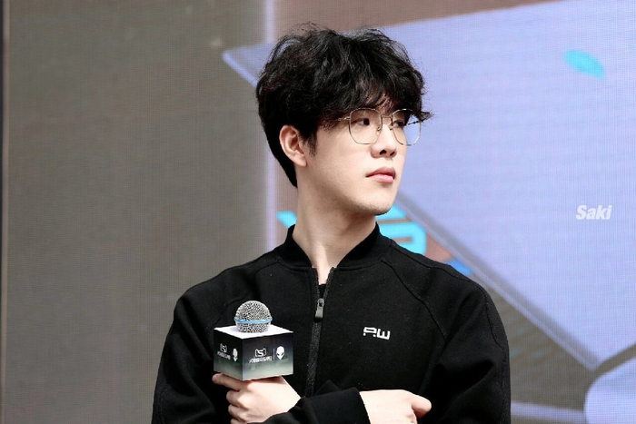 theshy好完美的五官比例啊给人一种阳光大男孩的感觉