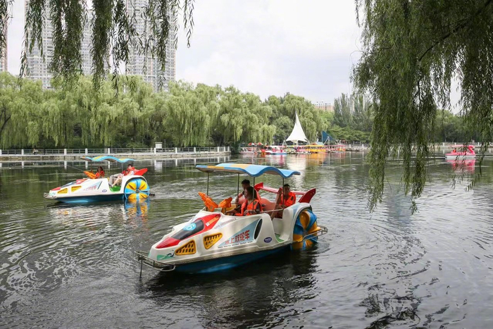 立秋0过后,到沈阳南湖公园里游玩纳凉的游人络绎不绝