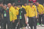 王励勤带队现身成都上场打球，谢绝媒体对国乒队员的采访，称集体活动不想突出某一个人