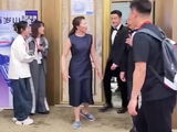 胡歌拒瓶装水引热议，肖战张真源视角揭娱圈陷阱