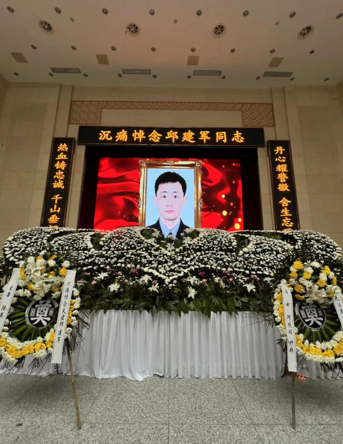 身中15刀仍追凶!武汉民警邱建国壮烈牺牲