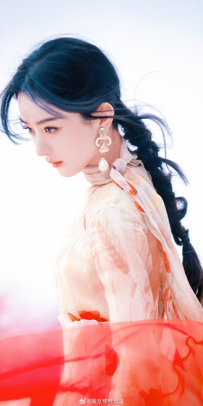 赵丽颖写真麻花辫花朵裙