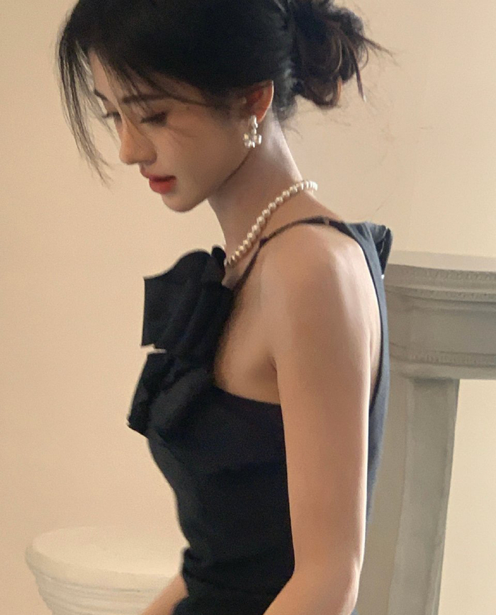 鞠婧祎库存营业,来品一品这次的小黑裙造型