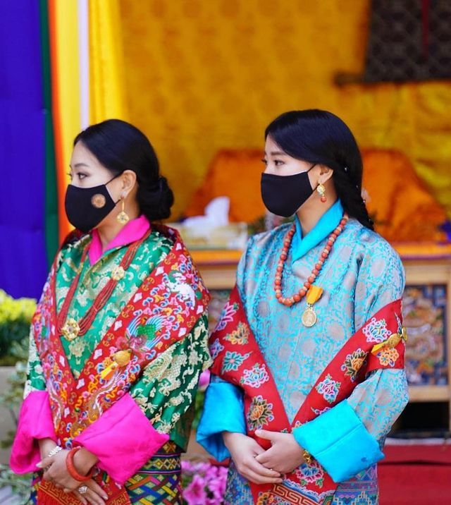 不丹王室新年全家福！不丹王后强颜欢笑好沧桑，一家四口貌合神离