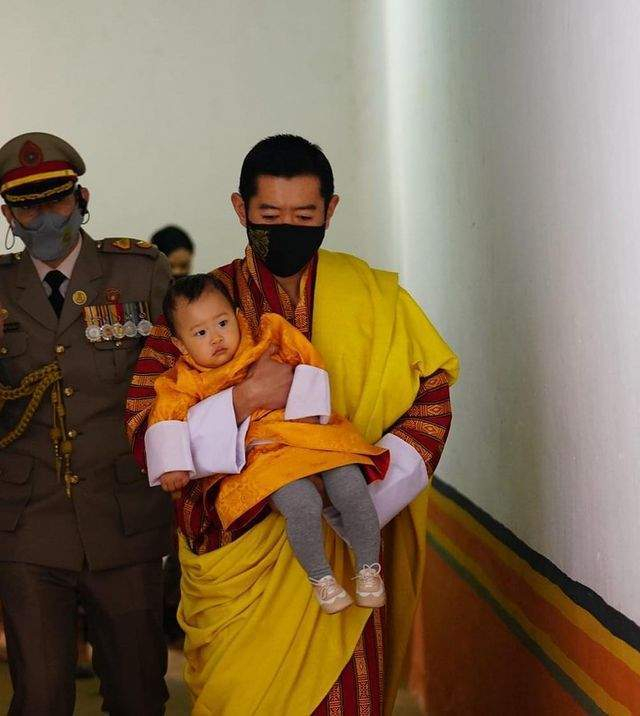 不丹王室新年全家福！不丹王后强颜欢笑好沧桑，一家四口貌合神离