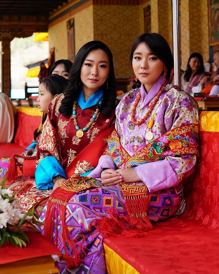 不丹王室闪耀亮相国庆!不丹王后穿紫色传统服饰好嫩,公主好惊艳|不丹|王后|王室_新浪新闻