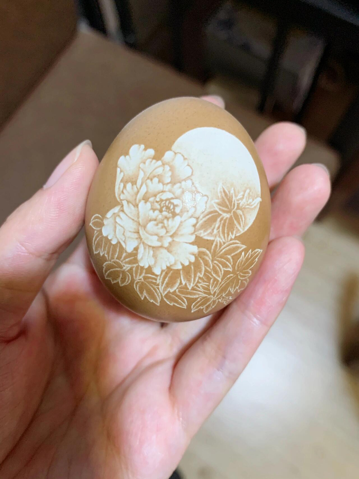 明清时,红蛋送喜,后来蛋壳上雕花,成了宝贝