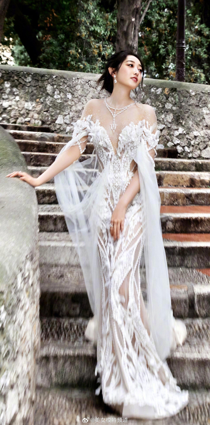 蒋梦婕纯白蕾丝优雅长裙写真