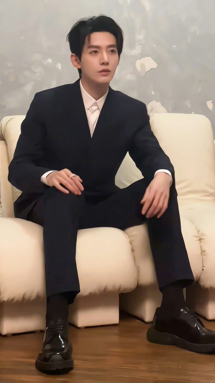 帅哥邓为d穿西装是一种美德