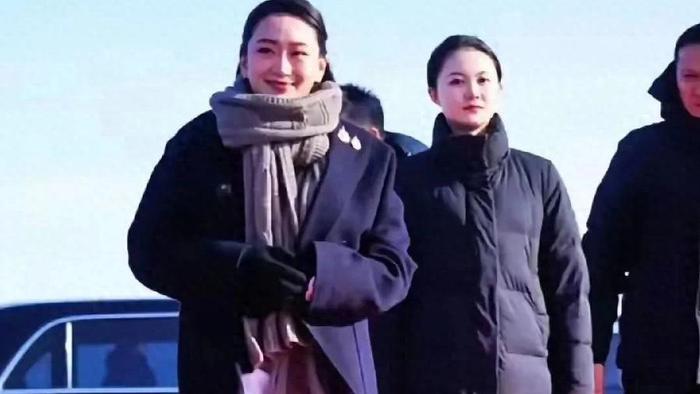 “佩通坦访华归来，机场不顾形象狂奔抱娃，网友：太有爱了！”