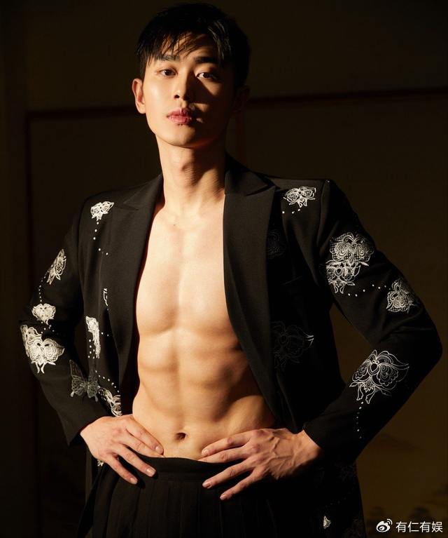 ",《边水往事》中初出茅庐的新人男配角虽然身材不错,还有六块腹肌,但