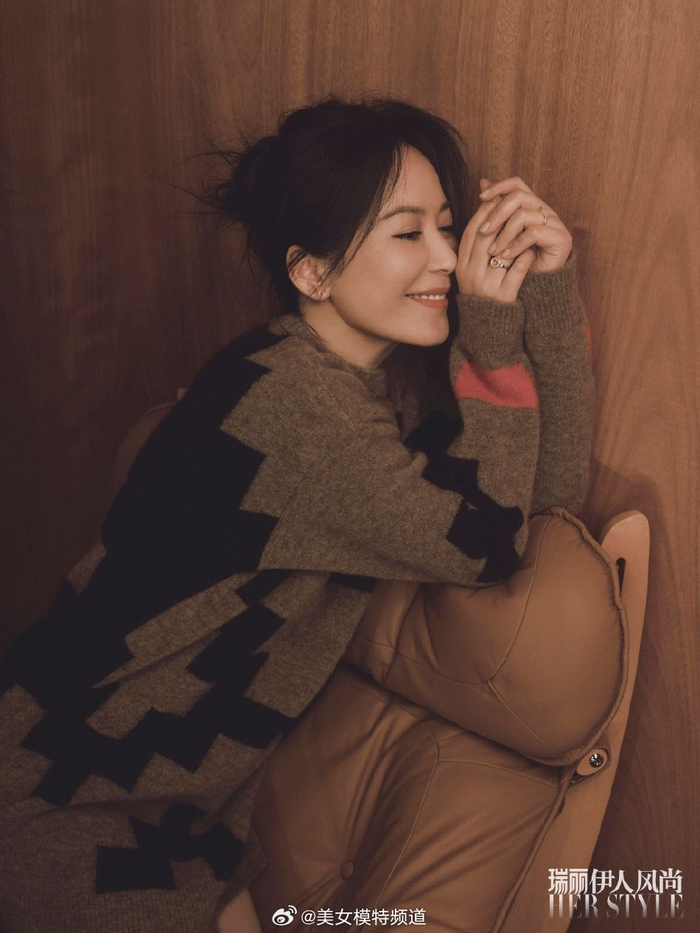 俞飞鸿最新杂志光影大片释出身穿素色长裙尽显温婉优雅