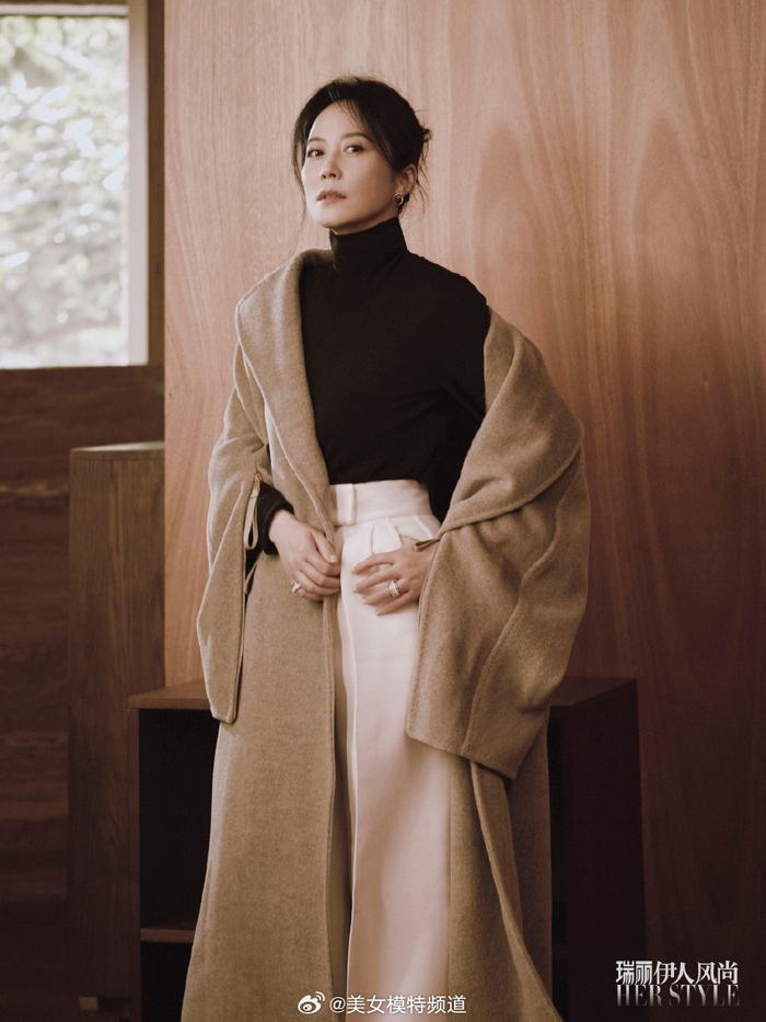 俞飞鸿最新杂志光影大片释出身穿素色长裙尽显温婉优雅