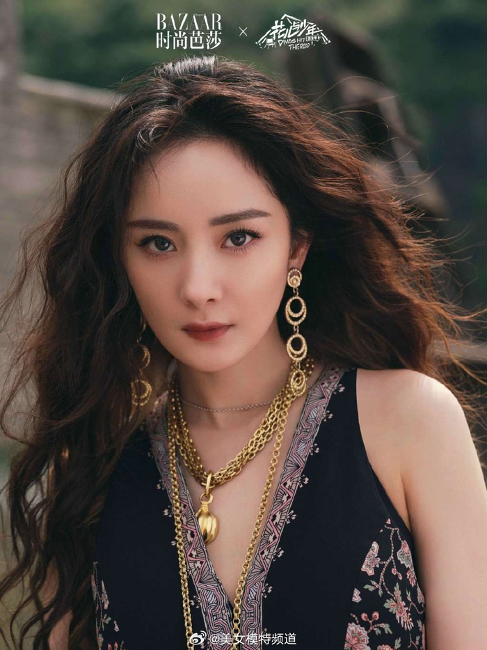 杨幂露营大片表现力强穿民族风长裙倚坐草石间自由随性