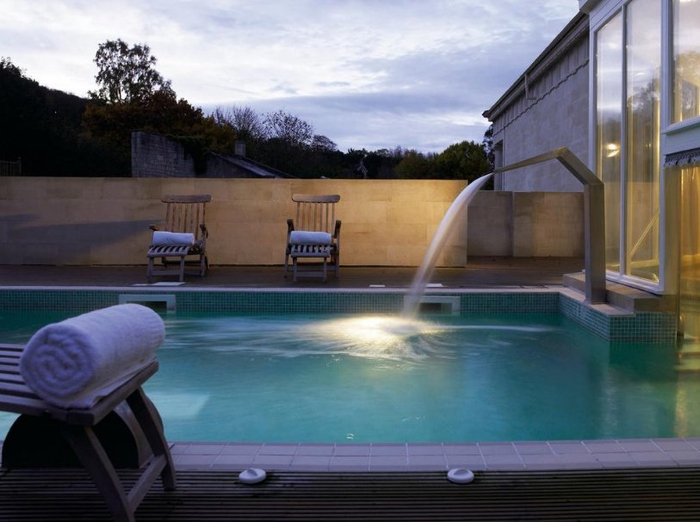 位于罗马浴场博物馆西侧的泵房餐厅(pump room),是巴斯最典雅的餐饮