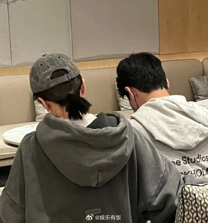 有网友在哈尔滨一澡堂偶遇@杨洋 ,他还在拄着拐走路,早日康复呀