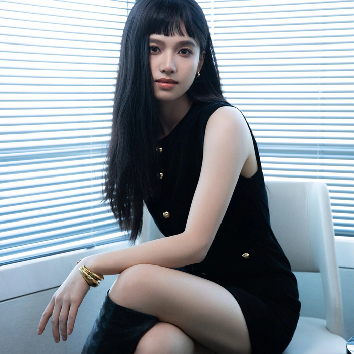 张婧仪celineceline丝绒迷你秋千裙wiltern牛皮革搭扣高筒靴