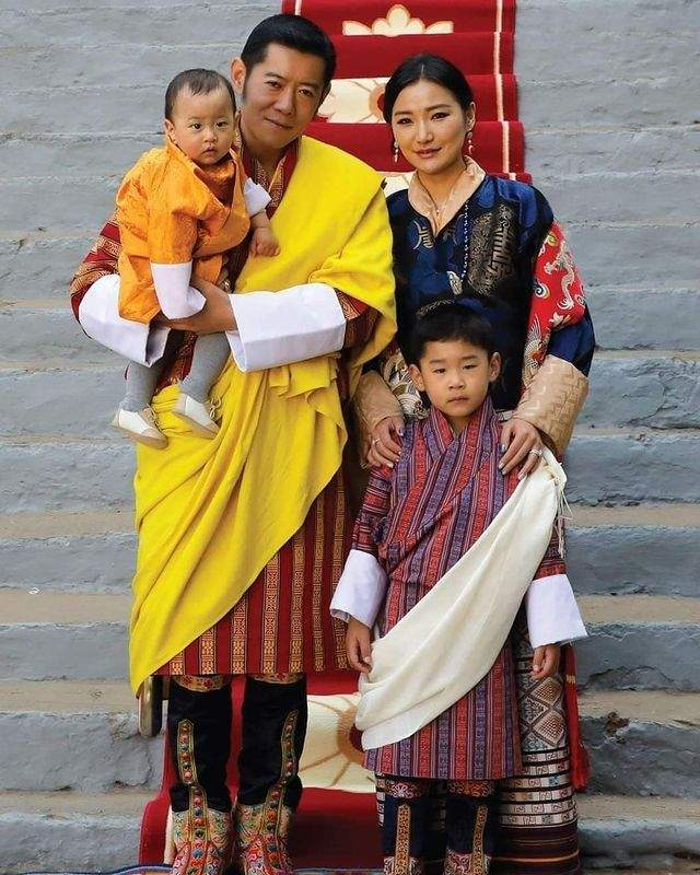 不丹王室新年全家福!不丹王后强颜欢笑好沧桑,一家四口貌合神离