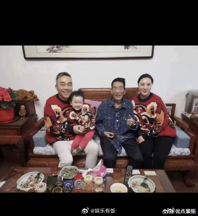 本周三晚,杨议的妻子梦真在直播中公开承认了相声演员杨议背妻出轨