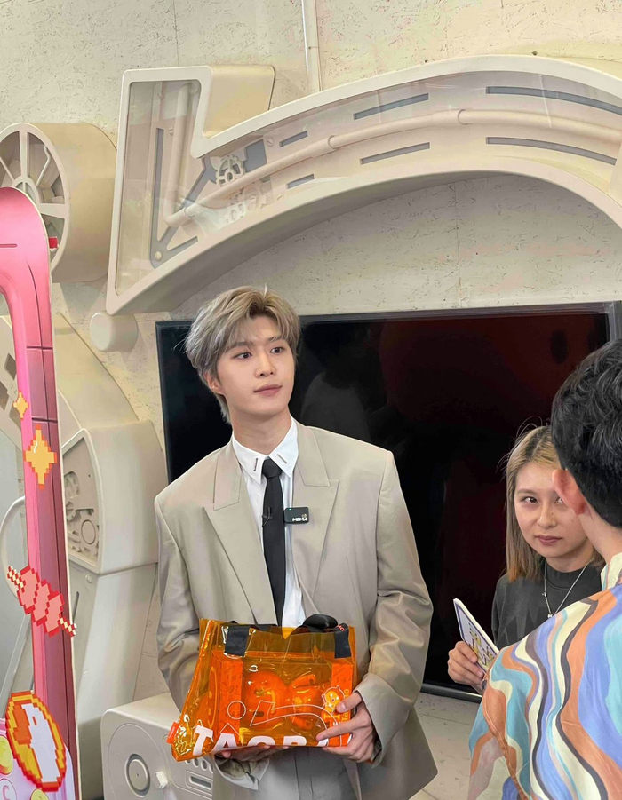 范丞丞今日扫楼路透咖色休闲西装套装造型