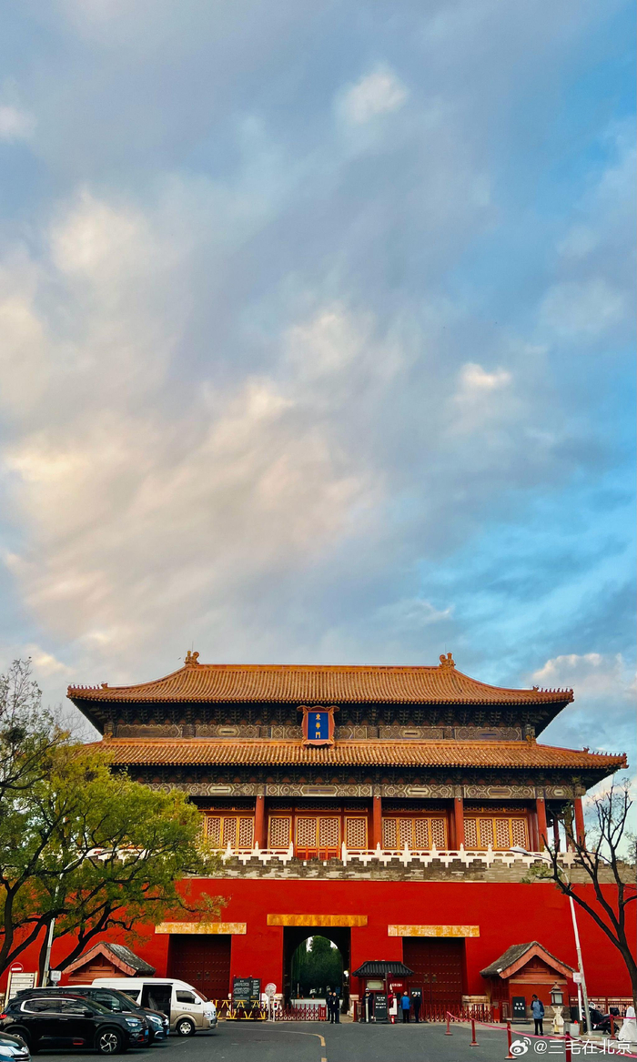 清晨 走过北京东华门和故宫东筒子河 摄影__财经头条