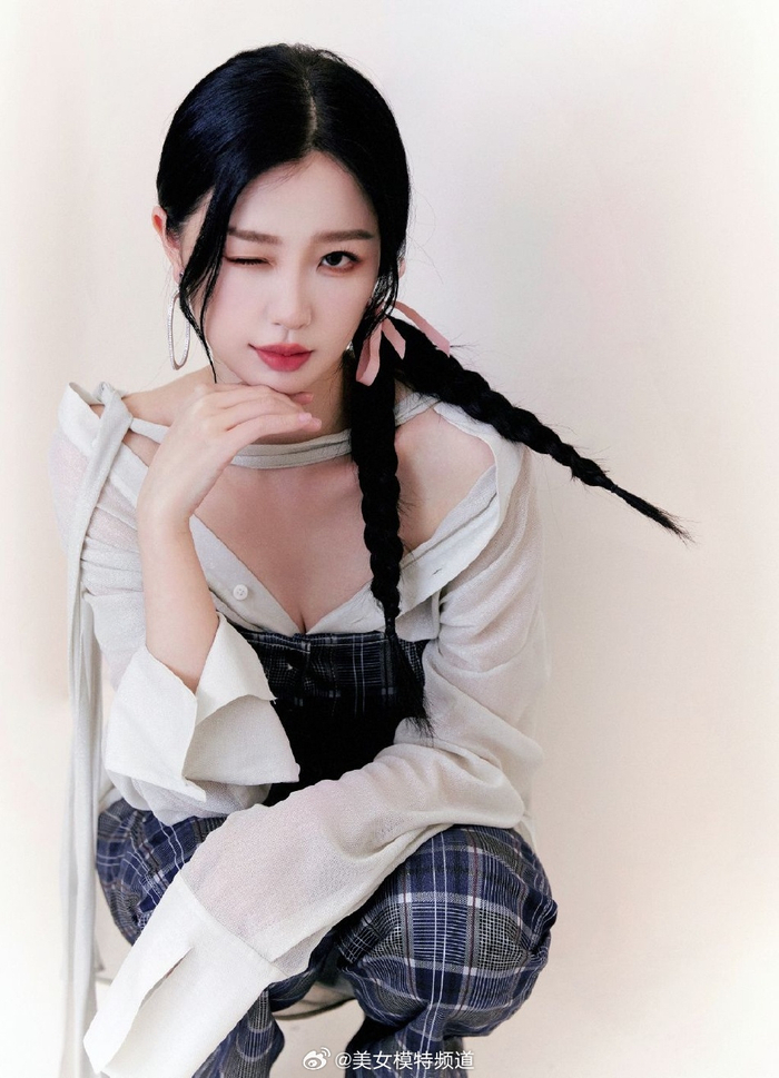 虞书欣穿露脐修身装展示瘦身成果甜美不失小性感