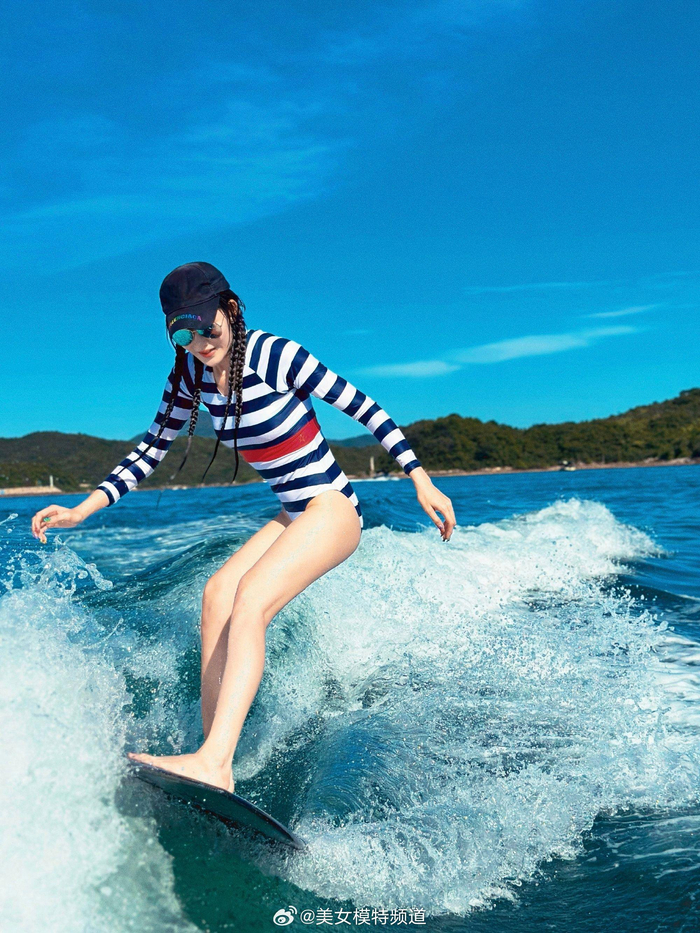 李彩桦冲浪穿搭造型秀出美好身材