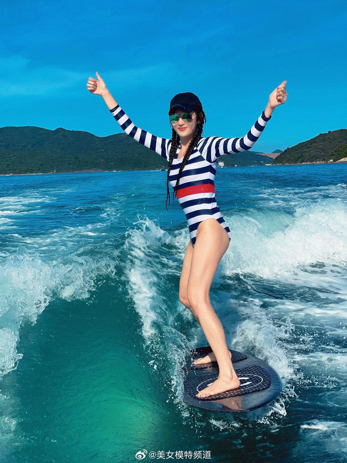 李彩桦冲浪穿搭造型秀出美好身材