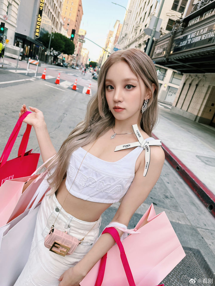 宋雨琦最新随拍千禧辣妹风我好爱查收这只多巴胺女孩