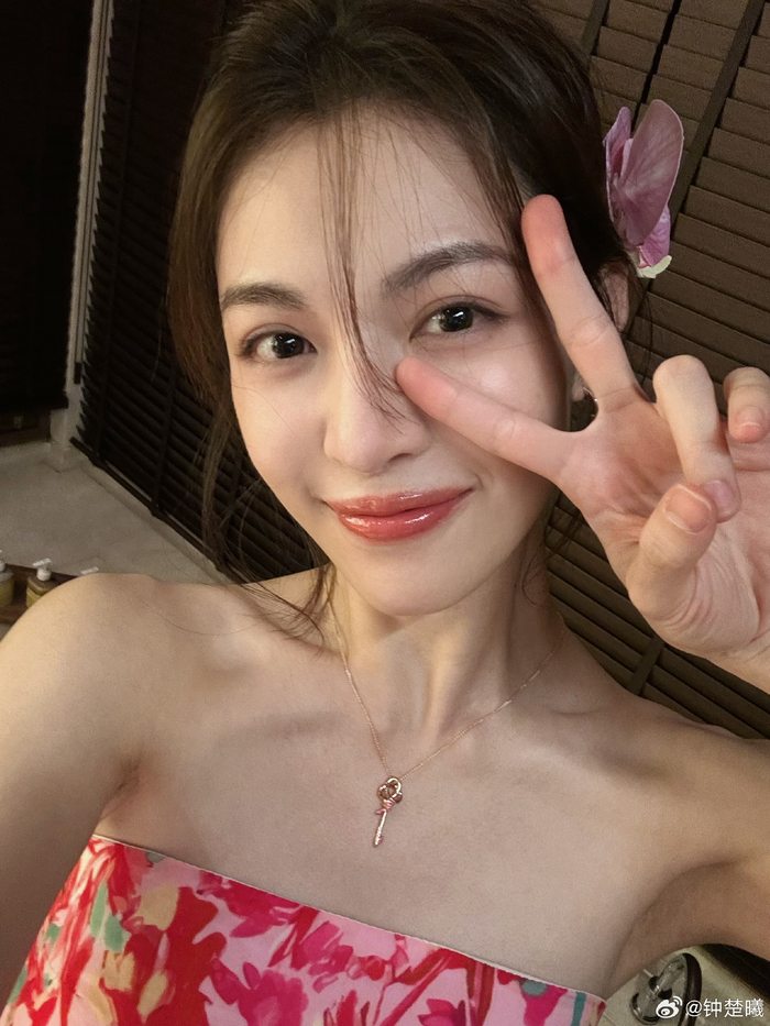 钟楚曦展现个性穿搭花花裙成时尚焦点