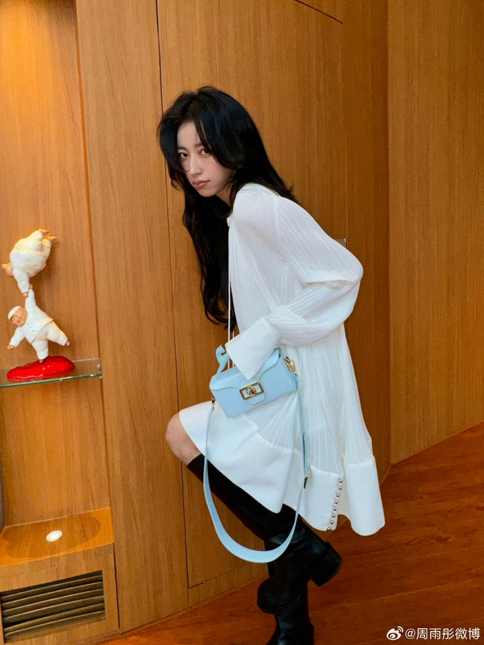 周雨彤最新写真大片,姐姐好会笑,笑起来好美